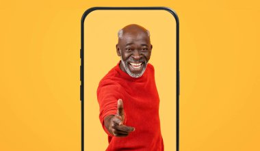 Neşeli yaşlı bir adam neşeli bir pozda yakalanır, elini uzatır, sanki davetkar bir etkileşim varmış gibi..