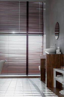 Bu lüks banyo modern bir küvet ve minimalist tasarım elementlerine sahiptir. Panoramik pencereler modern uzayda zarif ve ferah bir atmosfer yaratarak doğal ışık sağlar..