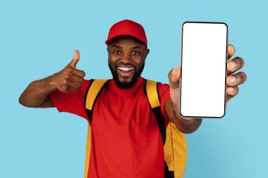 Sipariş ver. Beyaz Ekranlı Boş Akıllı Telefonu olan Termo Sırt çantalı Mutlu Siyah Teslimatçı Başparmağını kaldıran, Üniformalı Afro-Amerikan Kurye Yeni Mobil Uygulama, Mobil Mobil Uygulama