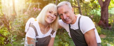 Neşeli yaşlı bir çift canlı bitkilerle çevrili arka bahçelerinde oturuyor. Aynı tulum ve tişörtleri giyip kameraya gülümserler. Sıcak güneş ışığında bahçe işlerinin keyfini çıkarırlar..