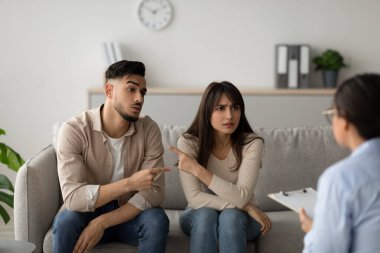 Bir çift danışman ofisindeki bir kanepede oturuyor, görünen o ki üzgün. İlişkilerindeki sorunlar için birbirlerini suçluyorlar. Danışman ise dikkatle dinliyor ve not alıyor..