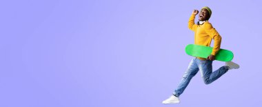 Parlak bir gülümsemesi olan genç bir adam elinde yeşil bir kaykayla enerjik bir şekilde koşuyor. Sarı bir kazak ve kot pantolon giyiyor. Heyecan ve coşku saçıyor..