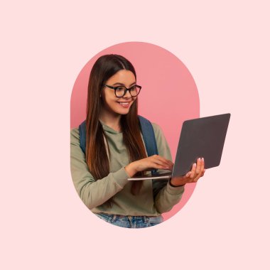 Genç bir kadın pembe arka planlı rahat bir ortamda dizüstü bilgisayarını mutlulukla kullanıyor. Yeşil bir kapüşonlu giyiyordu ve uzun saçları vardı..