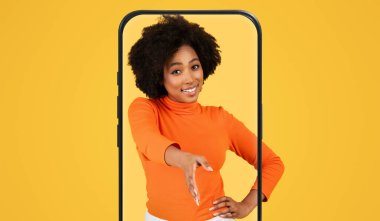 Kıvırcık saçlı bir kadın sıcak bir şekilde gülümser ve elini uzatır, akıllı telefon ekranından parlak sarı bir arka plana uzanır. Bu kolaj dijital etkileşimlerin özünü yakalar.