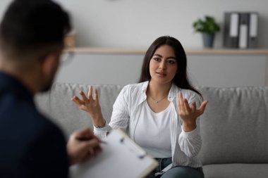 Depresyonda olan bir Arap kadın rahat bir ofiste psikoterapistle duygularını tartışıyor. Duygusal iyileşme ve rehberlik amaçlı destekleyici bir sohbete girişmişler..
