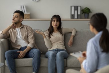 İki Arap eş, danışma seansı sırasında koltukta otururken görülüyor. Kocası ilgisiz görünürken, karısı ilişkilerinde yaşadığı sıkıntıları dile getiriyor..