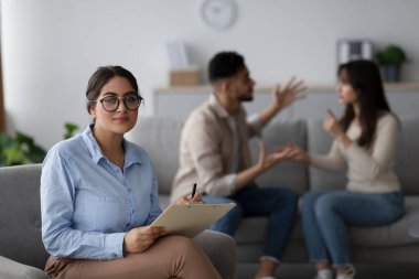 Danışmanlık ofisinde, ciddi bir aile danışmanı genç bir çift duygusal olarak koltukta tartışırken kameraya bakar. Gerilim, hayal kırıklıklarını ifade ettikçe görülebilir..