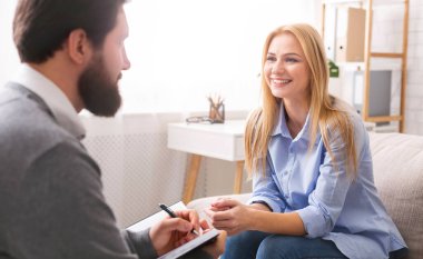 Yaşam koçluğu başarı. Gülümseyen kadın profesyonel psikolojik Danışmanı, onun başarıları hakkında konuşmak için söz