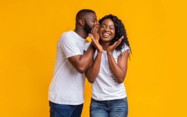 Afrikalı Amerikalı Adam Kadınıyla Sırlarını Paylaşıyor, Bayan gülüyor, sarı stüdyo geçmişi var.
