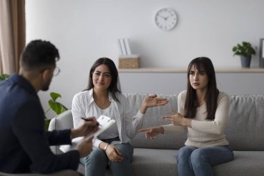 Genç bir Arap lezbiyen çift, danışma seansı sırasında koltukta otururken hararetli bir tartışmaya giriyorlar. Modern ofis ortamında bir terapistten yardım istiyorlar..