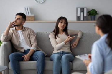 Mutsuz bir Arap kadın sorunlarından bahseder ve kocası kayıtsızca dinlerken bir evlilik danışmanından ayrılır..