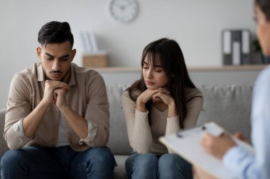 Arap karı ve koca, sıkıntılı ve düşünceli bir şekilde terapi seansında oturuyorlar. Psikologları ilişkilerindeki sorunları çözmek için tavsiyeler verirken dinliyorlar..