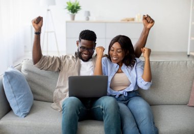 Duygusal siyah bir çift online başarılarını sevinçle kutluyor..