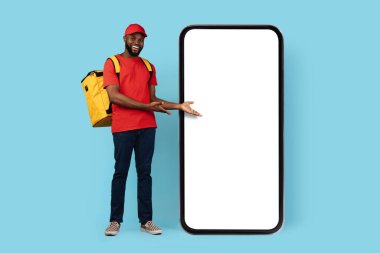 Cep telefonu reklamı. Sırtında termal çantalı gülümseyen siyah teslimatçı. Beyaz ekranlı akıllı adam. Afro-Amerikan erkek kurye.