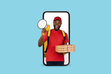 Çevrimiçi sipariş. Büyük akıllı telefon ekranından pizza getiren neşeli siyah teslimatçı ve megafonla duyuru yapan Afro-Amerikan kurye yiyecek teslimatı uygulaması ve kolaj önerisi sunan kişi.