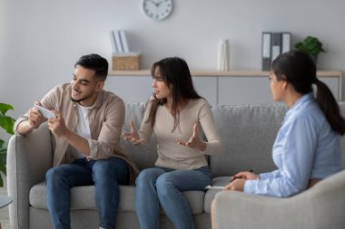 Arap bir eş, aile danışmanına cep telefonu oyununa dalmış kocasıyla ilgili endişelerini dile getirir. Çift ilişkilerinde zorluklarla karşılaşıyor.