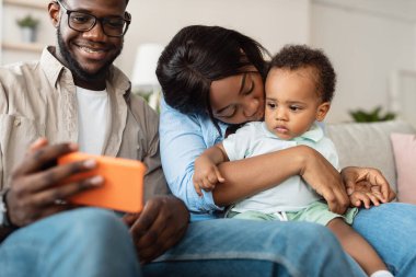 Ebeveynler kanepede küçük çocuklarıyla oturup akıllı telefondan çizgi film izlerler. Babam fotoğrafları paylaşırken, aile de sıcak bir evde büyükannesi ve büyükbabasıyla görüntülü konuşma yapmaktan hoşlanıyor..
