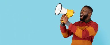 Ellerinde Megafonla Genç Afrikalı Amerikalı Adam Duyuru Yapıyor, Siyah Milenyum Erkek Mavi Arkaplanda Uzayda Bağırıyor, Haberleri paylaşmak için Hoparlörü kullanıyor,