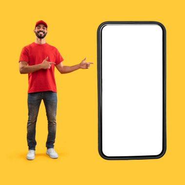 Kırmızı gömlekli ve şapkalı neşeli bir adam, geniş bir akıllı telefon ekranına işaret ederken canlı sarı bir arkaplan karşısında duruyor. Bilgi paylaşmaya hevesli görünüyor..