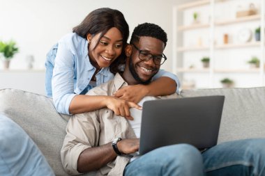 Afro-Amerikalı bir çift bilgisayarında dijital içeriği birlikte keşfediyor..