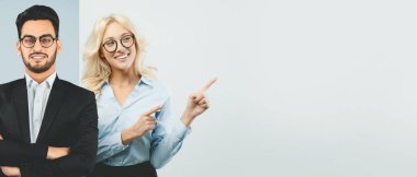 Çağdaş bir çalışma alanında iki birey dinamik bir takım çalışması sahnesi sunar. Boş bir duvara doğru hareket ediyorlar, iş stratejileri için fikirler ve planlar öneriyorlar..