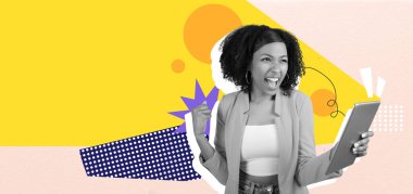 Neşeli bir kadın, canlı ve yaratıcı bir kolajın içinde tableti tutarken coşkuyla yumruğunu kaldırıyor. Parlak renkler ve geometrik şekiller sahnenin canlı atmosferini artırır.