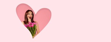 Neşeli bir kadın bir buket pembe laleye bakarken kendini şaşırtır..