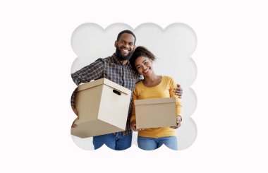 İki gülümseyen birey, ellerinde karton kutular, parlak ve davetkar bir odada keyifli bir anı paylaşıyorlar. Atmosfer, yeni bir maceraya hazırlanırken heyecan ve beraberlik taşır..