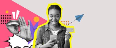 Neşeli bir kadın akıllı telefonunu kullanırken gülümser. Etrafı oyuncu grafik elementlerle çevrilidir. Renkler ve şekiller, iletişimi ve bağlantıyı vurgulayarak canlı bir atmosfer yaratır..