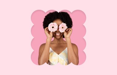 Neşeli bir insan yüzüne pembe çiçekler tutarken neşeyle gülümser. Arka plan neşeli havayı arttıran yumuşak bir pembedir. Bu canlı kolaj mutluluk ve yaratıcılığı yakalıyor..