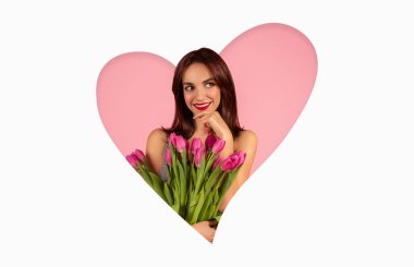Bir kadın pembe bir çiçek buketini tutarken gülümsüyor. Yumuşak pembe kalp şeklinde bir fon önünde. Neşeli ifadesi ve canlı renkleri mutluluğu ve sıcaklığı ifade ediyor..
