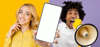 İki birey aktif olarak canlı sarı bir sette yer alıyor..