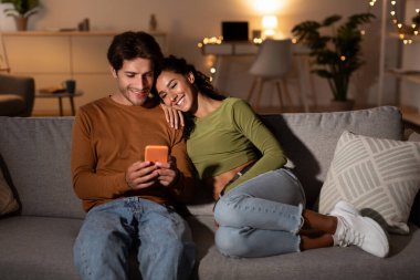 Genç çift akşamları evdeki bir kanepede rahatça oturur. Akıllı telefonlarını kullanıyorlar, birlikte kahkahalar ve anlar paylaşıyorlar. Etrafları sıcacık ışıklarla çevriliyken..