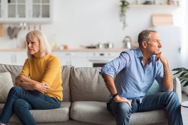 İki birey koltuğun iki ucunda oturup duygusal mesafelerini gösteriyor. Kadın derin derin düşünürken, erkek derin düşüncelere dalmış. Yaşam alanı rahat ve modern..