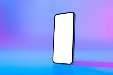 Modern bir akıllı telefon, canlı bir arka plana karşı dimdik durur. Ekran boş, özelleştirme veya uygulama görüntüsü için boşluk sağlıyor. Renkler maviden mora pürüzsüzce harmanlanır.