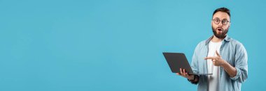 Sakallı bir adam elinde dizüstü bilgisayarla ekranı işaret ederken şaşırmış bir ifade sergiliyor. Arka plan açık, parlak mavi bir renk, tepkisini vurguluyor..