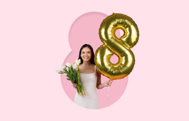 Bir kadın bir elinde bir buket beyaz lale, diğer elinde de büyük bir sekiz numaralı balon tutuyor. Yumuşak pembe bir arka planda parlak bir şekilde gülümsüyor..