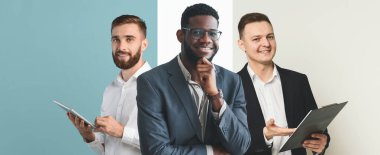 Üç iş adamı şık bir ofis alanında yan yana durur. Fikirlerini paylaşırken, çağdaş bir ortamda takım çalışması ve işbirliği yaparken tablet ve belgelerle ilgilenirler..