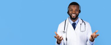 Beyaz önlük giyen bir doktor ve steteskop kulaklık kullanırken gülümsüyor. Sanal konsültasyonda hastalara yardım etmeye hazır görünüyor. Arka plan koyu mavi..