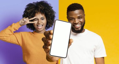 Neşeli genç bir kadın turuncu bir kazak giyerken barış işaretiyle poz veriyor ve bir erkek akıllı telefon tutarken gülümsüyor. Parlak arka planlar eğlenceli bir atmosfer yaratır..