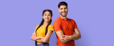 Sırt sırta verip, gülümseyen iki arkadaş. Örgülü kız sarı gömlek ve kot şort giyer, kırmızı gömlekli adam ise kollarını kavuşturur..