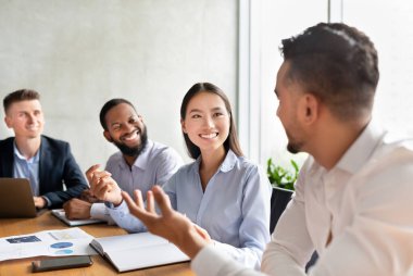 Parlak bir ofis alanında, genç profesyonellerden oluşan çeşitli bir ekip canlı bir tartışmaya girişiyor. Beyin fırtınası yapıyorlar ve ortak atmosferin tadını çıkarıyorlar..