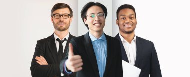 Üç farklı iş adamı profesyonel bir ortamda bir arada duruyorlar, gülümsüyorlar ve birbirlerine bağlanıyorlar. Modern bir iş yerinde takım çalışmasını yansıtan özgüvenli ve işbirliğine hazır görünüyorlar..