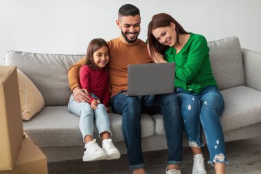 Yeni bir dairede, üç kişilik mutlu bir aile bir kanepede oturur, dizüstü bilgisayarla yerlerini dizayn ederler. Koca, mobilya fikirlerini tartışırken karısına ve kızına sarılıyor..