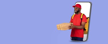 Kırmızı tişörtlü ve kırmızı şapkalı neşeli bir teslimatçı akıllı telefonun önünde dururken pizza kutularını tutuyor. Arkaplan basit bir mavi renktir, teslimat konseptini vurgular..