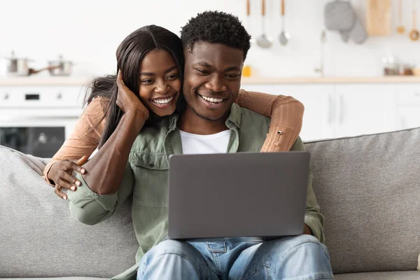 Sevgili bir milenyum siyahi çifti evlerindeki bir kanepede oturup mutlu bir şekilde dizüstü bilgisayarla meşgul oluyorlar. Kadın ekrandaki resimlere bakarken kocasına sarılıyor, neşeli anları paylaşıyor..