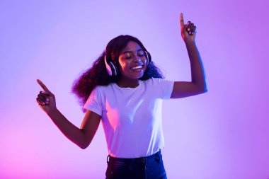 Neşeli, genç bir Afro-Amerikan kadın kulaklıkları ile en sevdiği şarkıyı renkli neon ışıklar altında sallıyor. Müziğe ve dansa olan aşkını bu heyecanlı anda ifade ederek ritimden zevk alıyor..