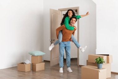 Heyecanlı genç çift yeni evlerine taşınmalarını kutluyor. Adam, etrafını kutular sarmışken kadını sırtında taşıyor. Yeni yaşam alanlarında eğlenceli anları paylaşıyorlar..