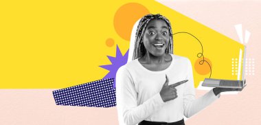 Neşeli bir kadın dizüstü bilgisayarı coşkuyla işaret ediyor, canlı ve renkli bir kolaj arka planına karşı kurulmuş, dijital alanda yaratıcılık ve heyecan sergiliyor.