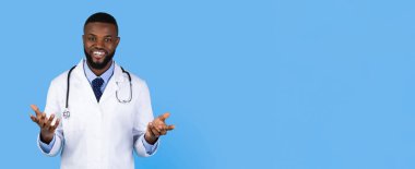 Beyaz önlük ve steteskop giyen genç bir adam mavi bir zemine karşı duruyor. Elleri açık gülümser ve el kol hareketi yapar, dostane ve misafirperver bir tavır sergiler, muhtemelen bir sağlık ortamında..